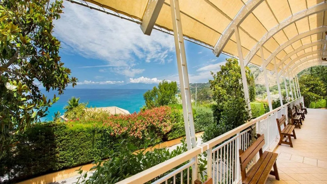 Terrazza panoramica con panche di legno e vista sul mare