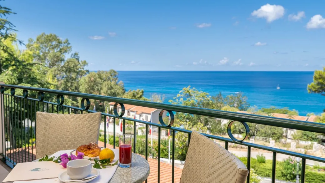 Colazione su balcone con vista mare panoramica e vegetazione