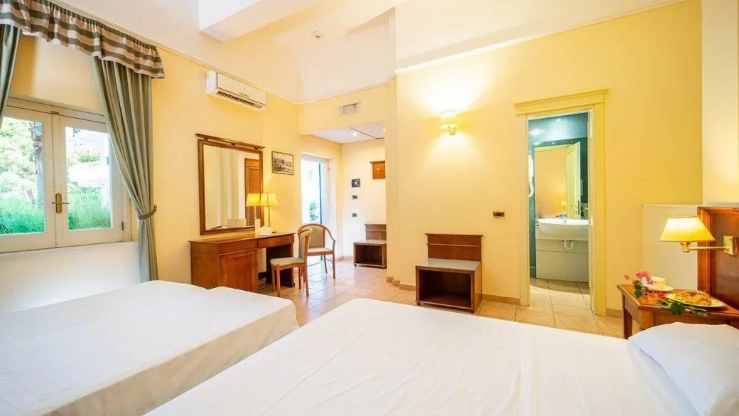 Camera con letto matrimoniale, scrivania e bagno privato