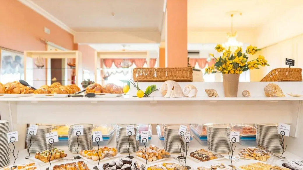Buffet della colazione con pasticceria e decorazioni floreali