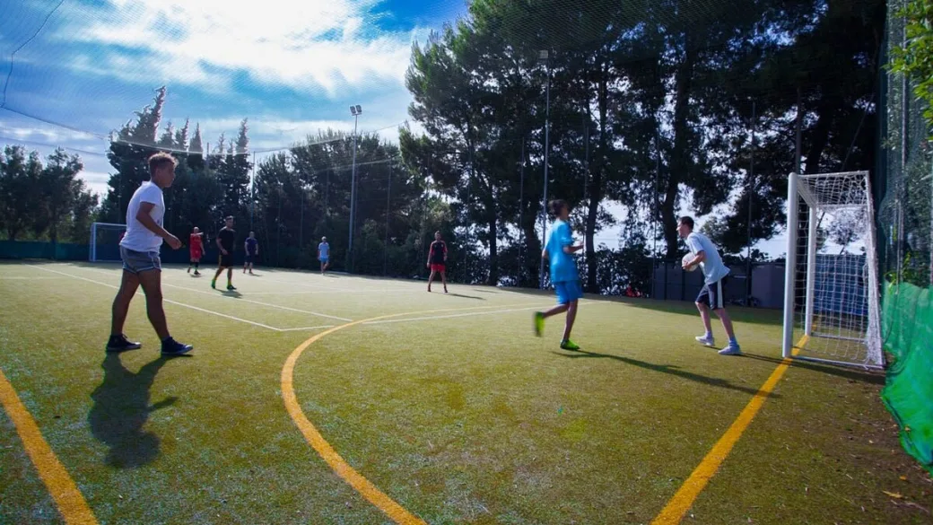 Ragazzi giocano a calcetto sul campo sportivo dell'hotel