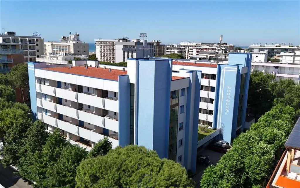 Veduta aerea della residenza con edifici blu e bianchi