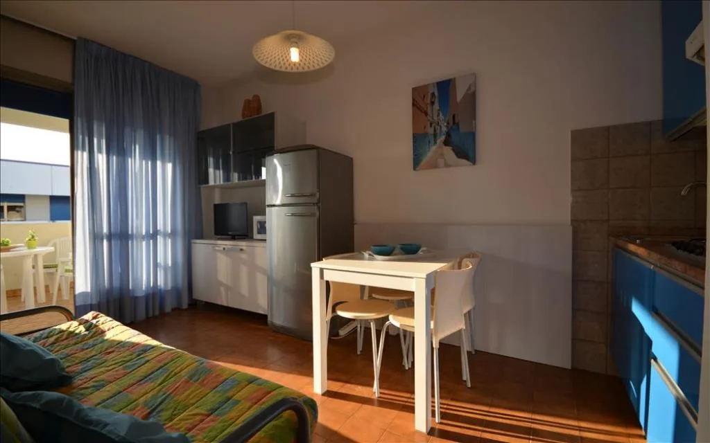 Monolocale con angolo cottura, tavolo e divano letto