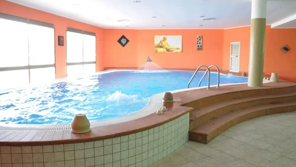 Piscina interna coperta della spa con idromassaggio