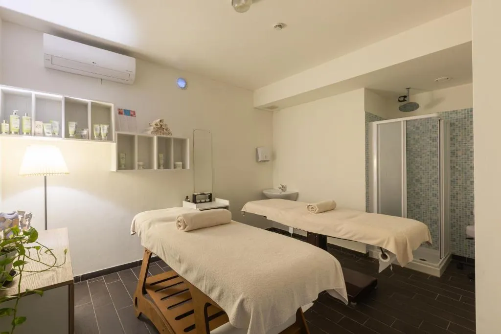 Cabina massaggi della spa con due lettini e doccia