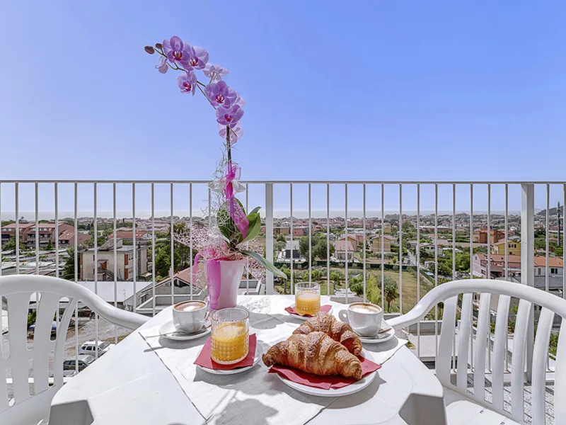 Colazione con cornetti e cappuccino sul balcone con vista panoramica