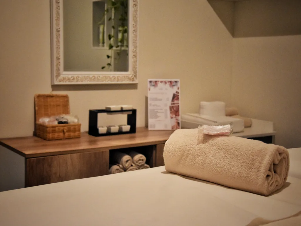 Cabina trattamenti della spa con lettino, asciugamani e accessori