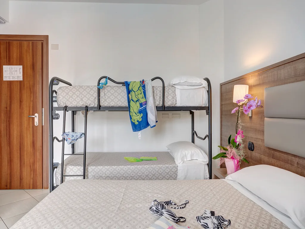 Camera familiare con letto a castello e matrimoniale