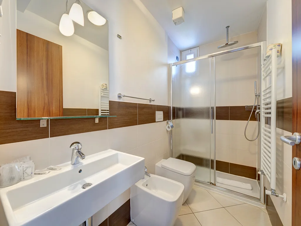 Bagno moderno con doccia, lavabo, wc e bidet