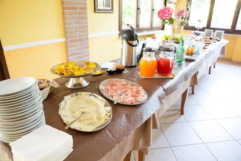 Buffet della colazione con salumi, formaggi, succhi e dolci
