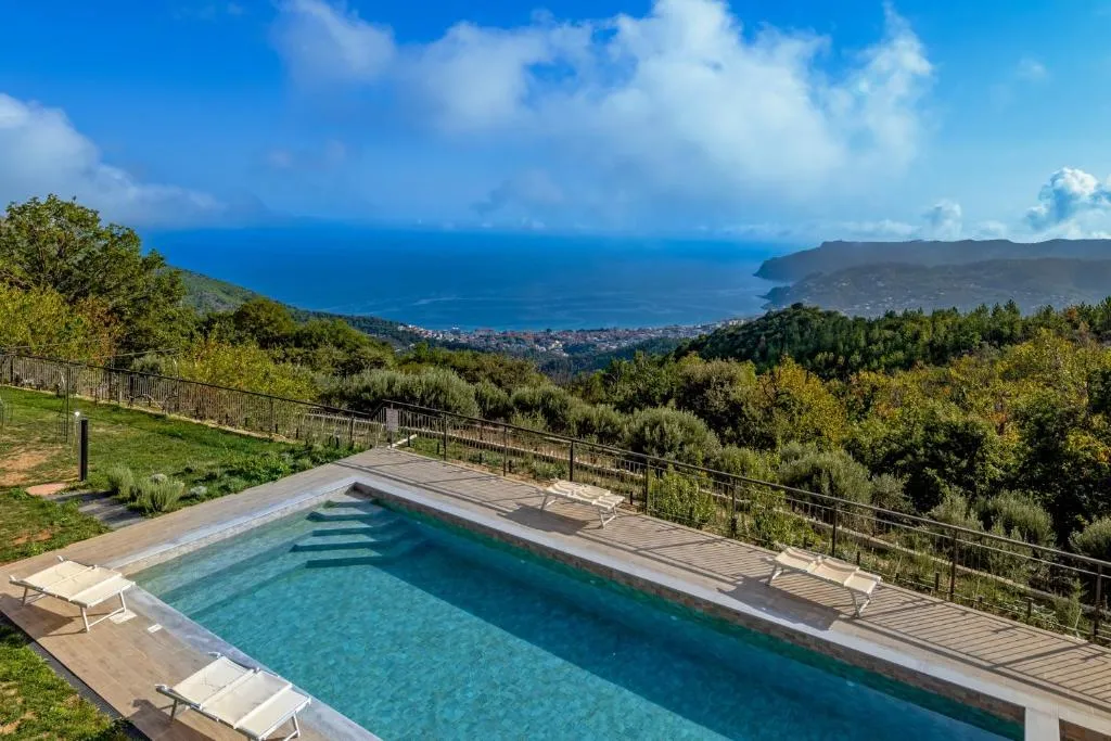 Piscina con lettini e vista mozzafiato sul mare e le colline