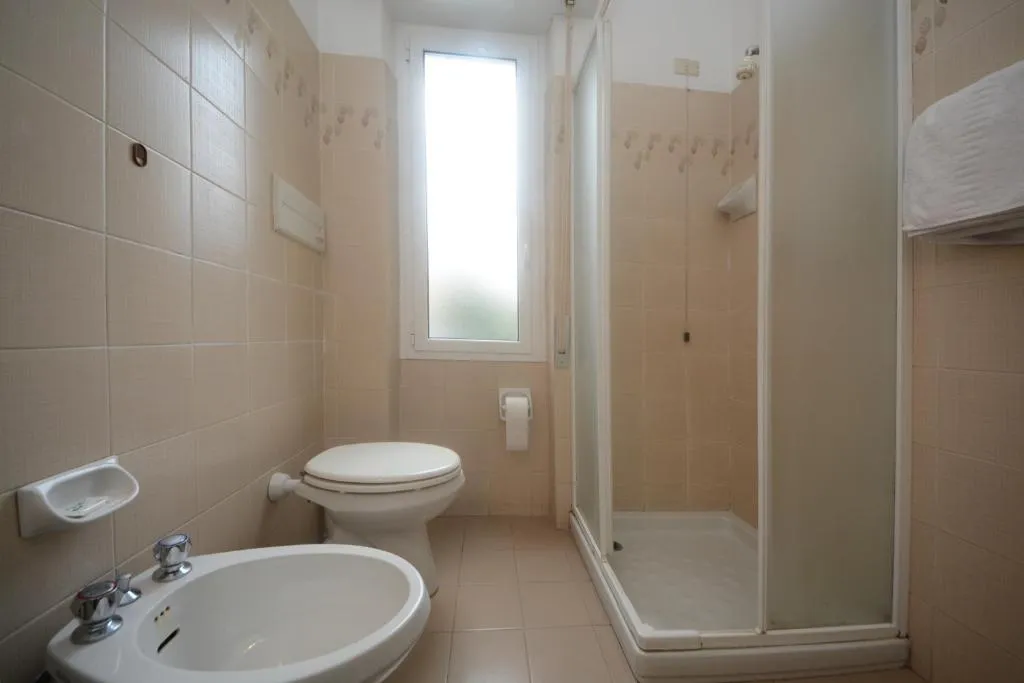 Bagno con doccia, WC, bidet e lavabo con finestra