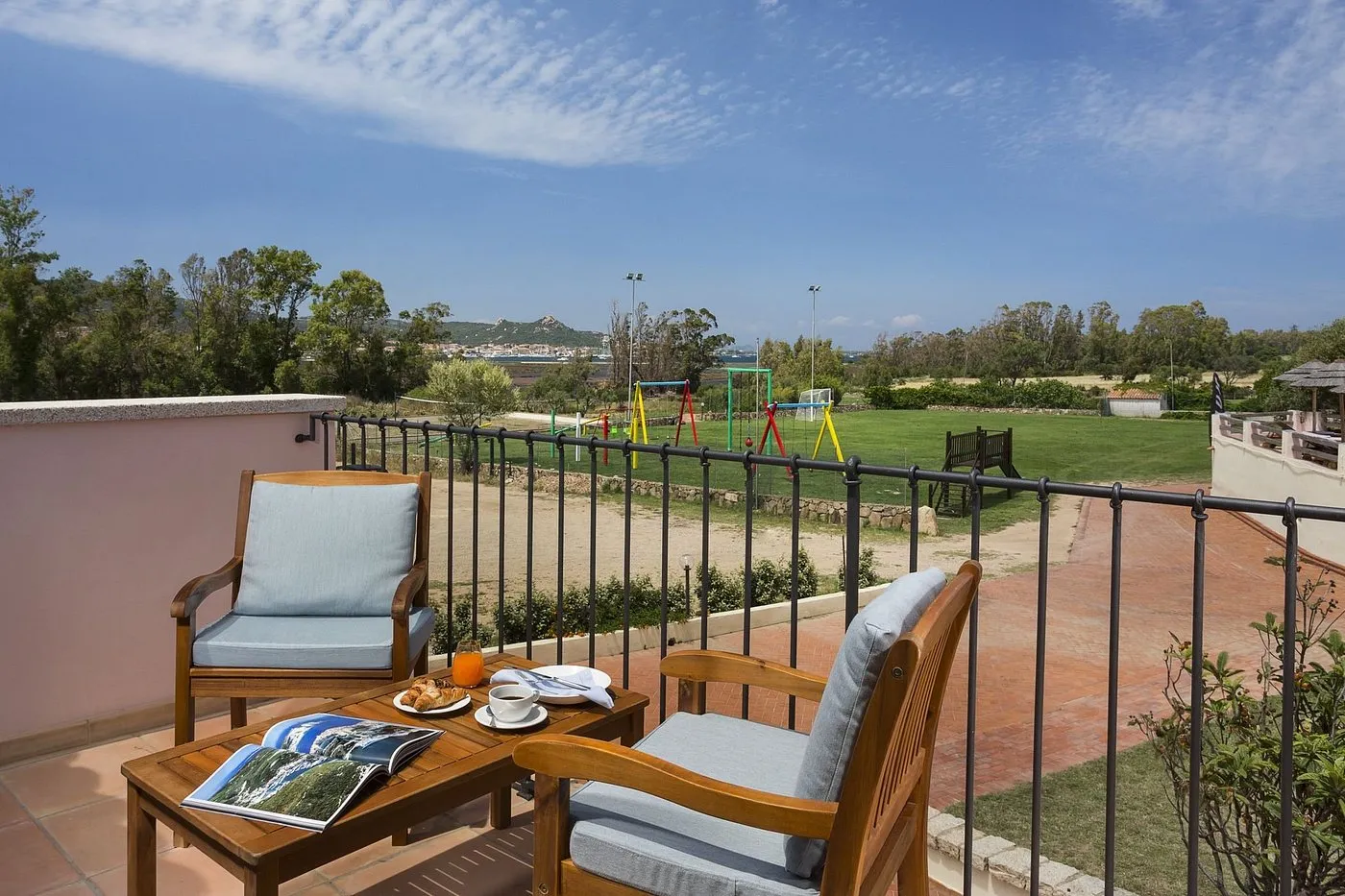 Terrazza privata con poltrone e colazione affacciata sul parco giochi e il mare