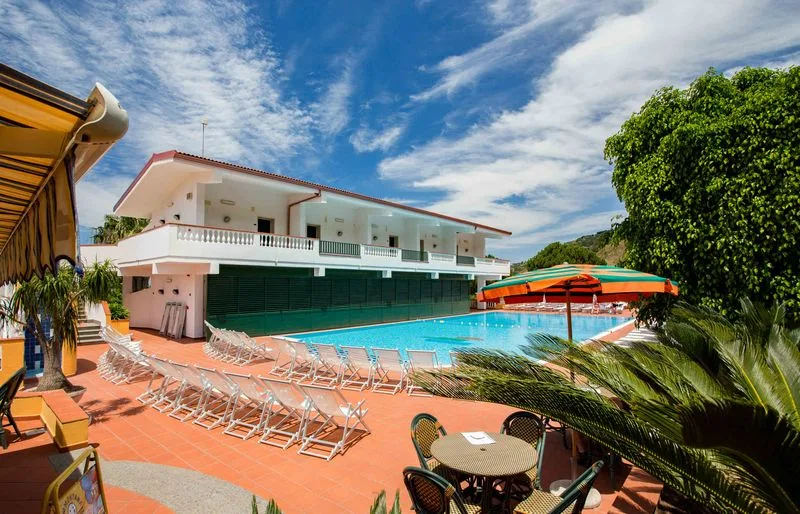 Piscina esterna con lettini, ombrelloni e terrazza solarium
