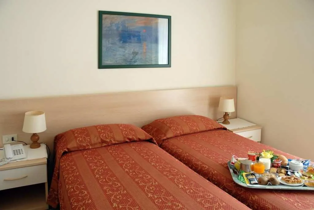 Camera con letto matrimoniale e vassoio della colazione servito