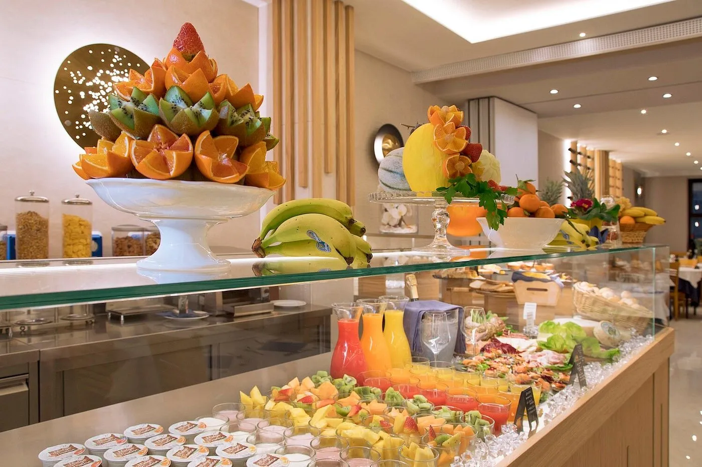 Ricco buffet della colazione con frutta fresca, succhi e specialità varie