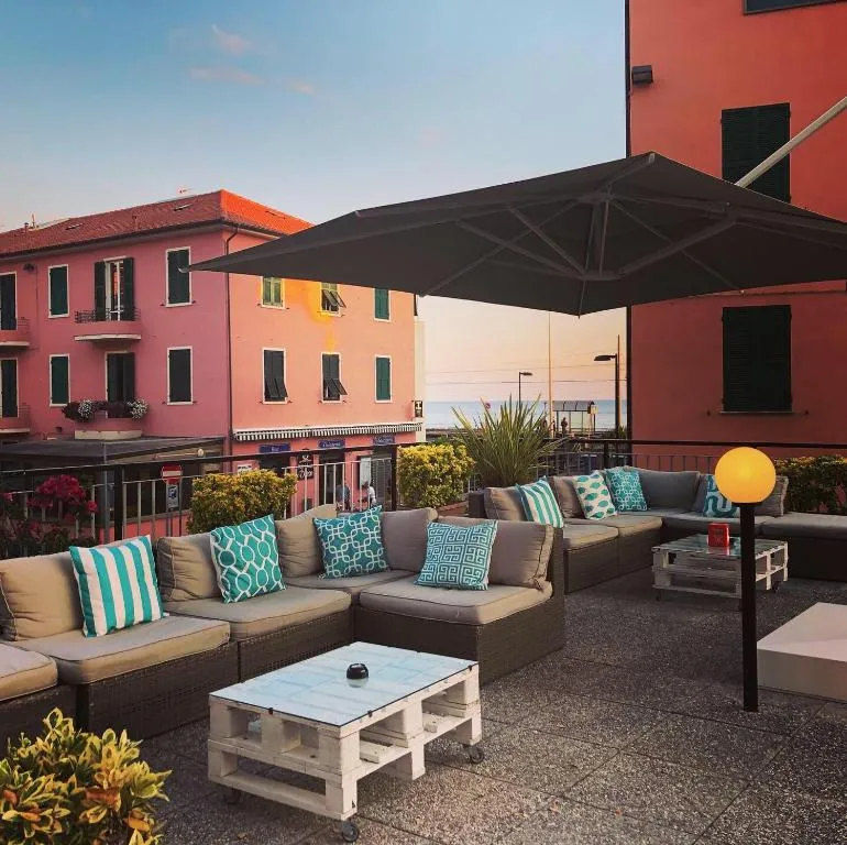 Terrazza lounge al tramonto con divani e vista mare