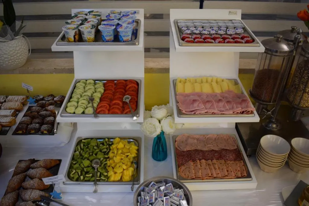 Buffet colazione con yogurt, salumi, formaggi e frutta fresca