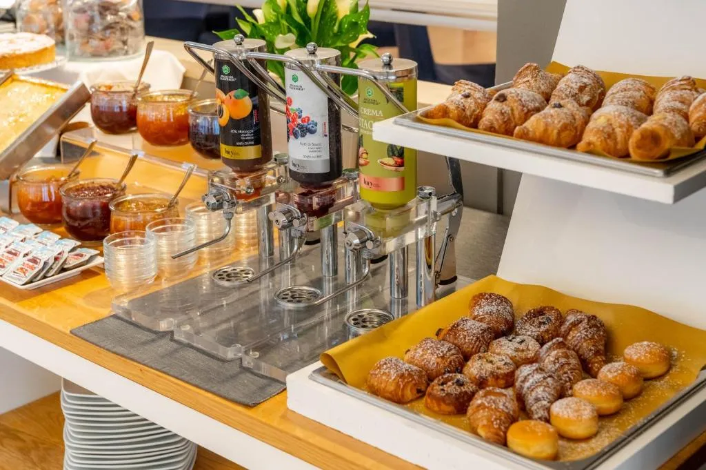 Buffet con marmellate, creme e cornetti freschi per la colazione