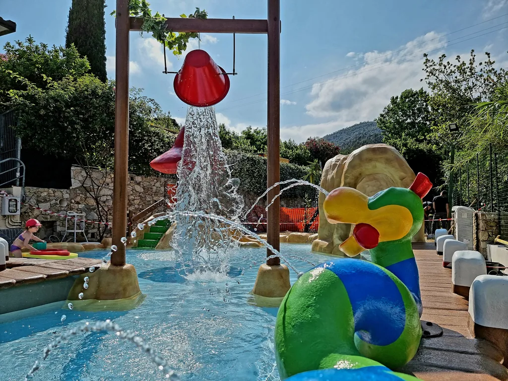Giochi d'acqua per bambini con fungo rosso e cascata in piscina