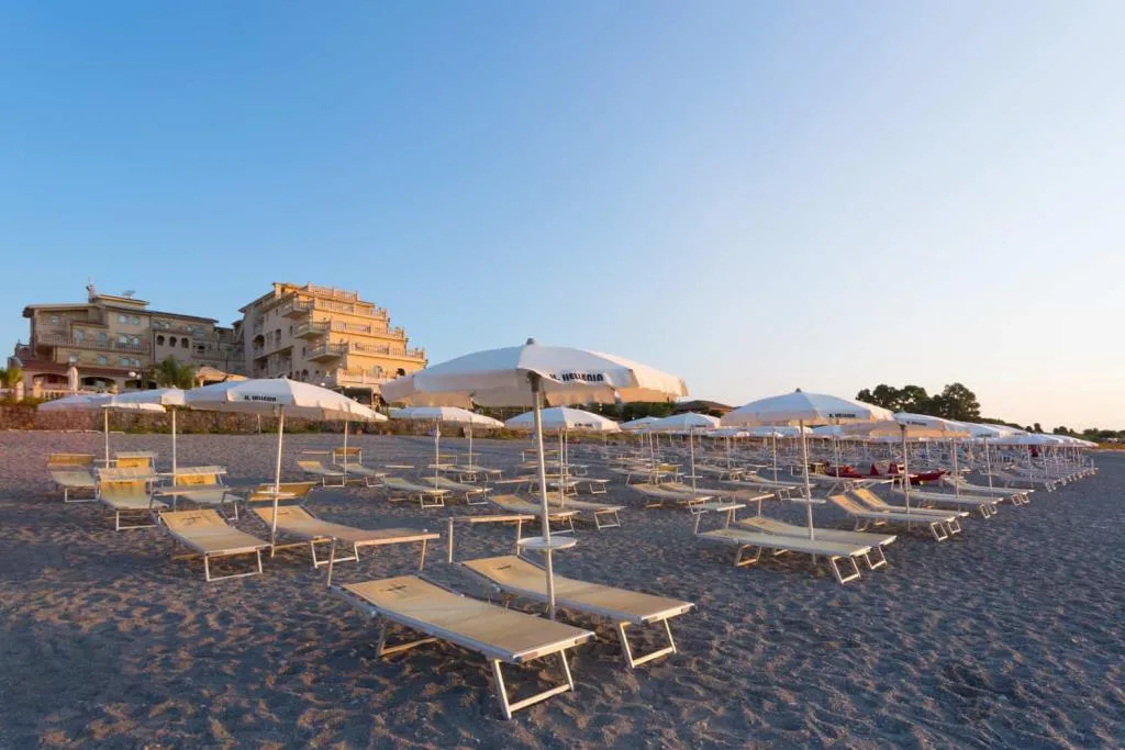 Lettini e ombrelloni sulla spiaggia davanti all'hotel