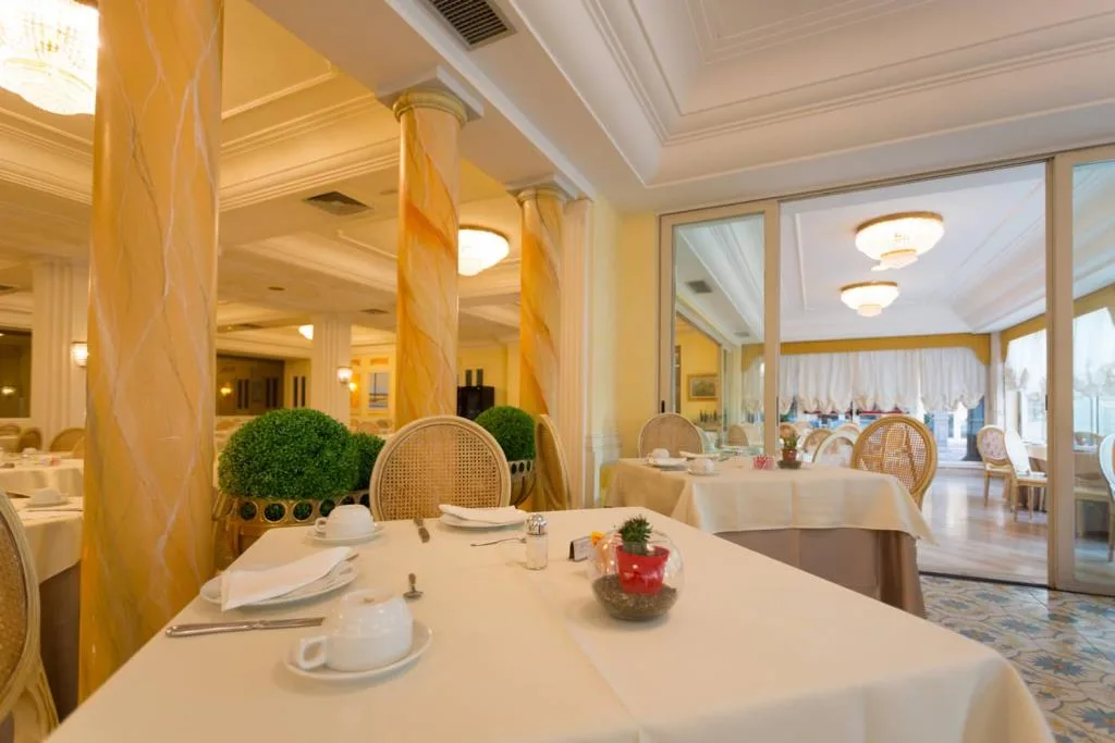 Sala ristorante con colonne in marmo e tavoli apparecchiati