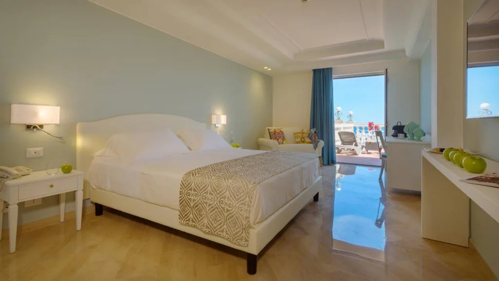 Camera luminosa con letto matrimoniale e terrazzo vista mare