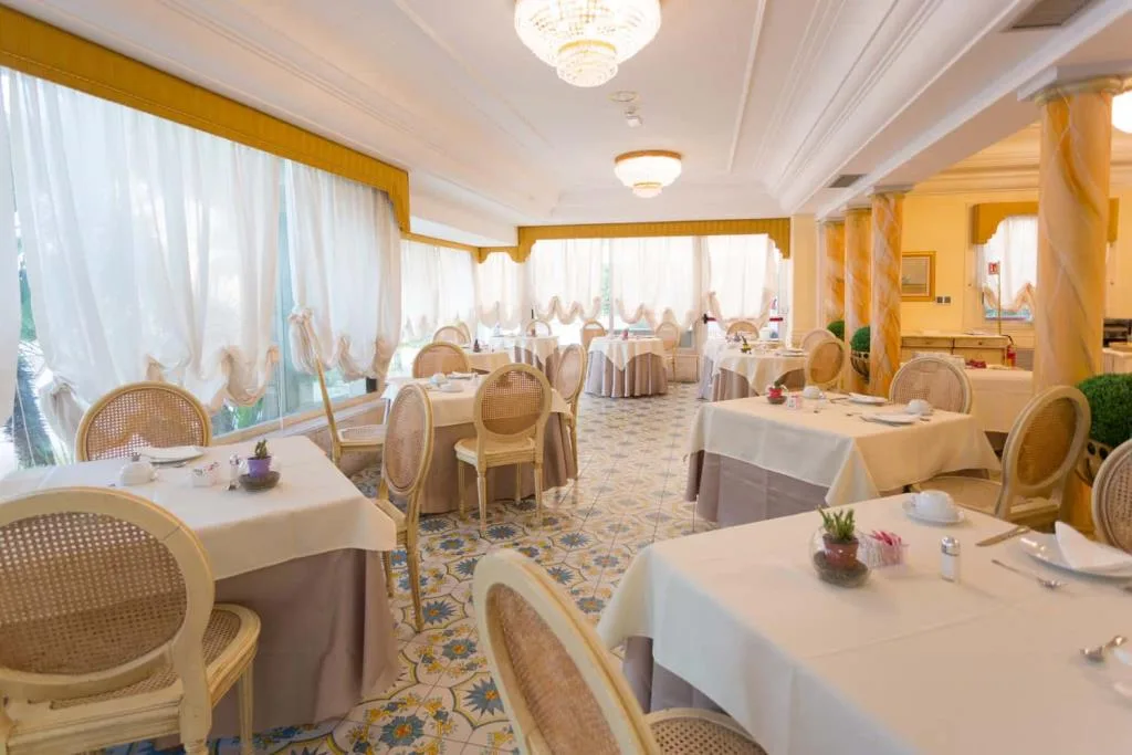 Sala colazione con pavimento decorato e grandi finestre