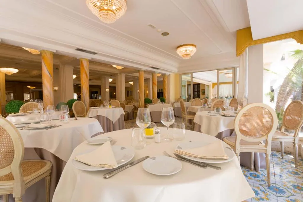 Ristorante elegante con colonne, lampadari e tavoli rotondi