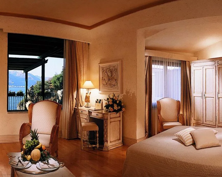 Suite luminosa con letto, scrivania e balcone affacciato sul mare e le montagne