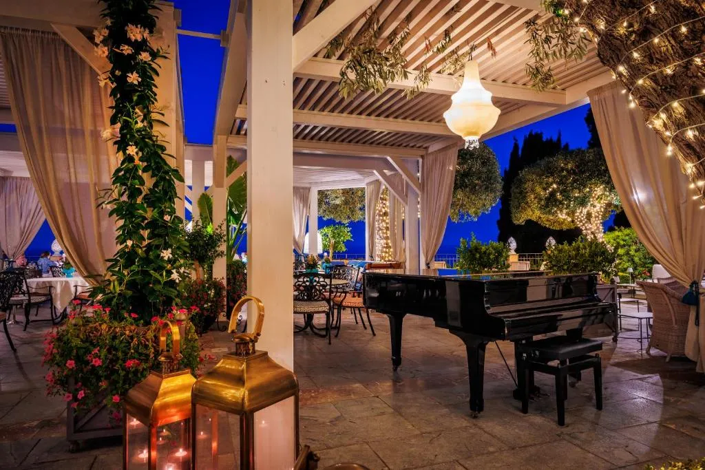 Area lounge serale con pianoforte a coda, lanterne e decorazioni floreali