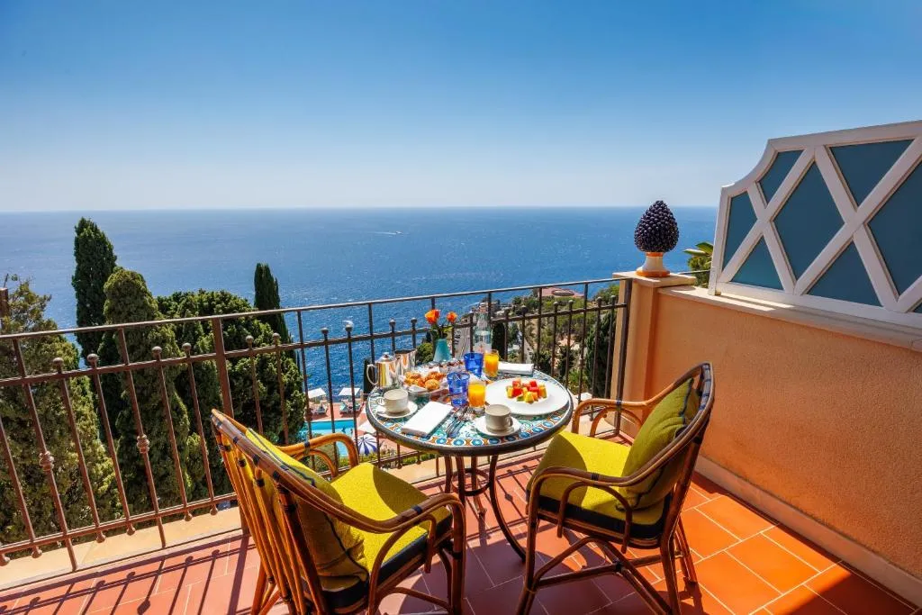 Balcone con tavolo per la colazione e vista panoramica sul mare