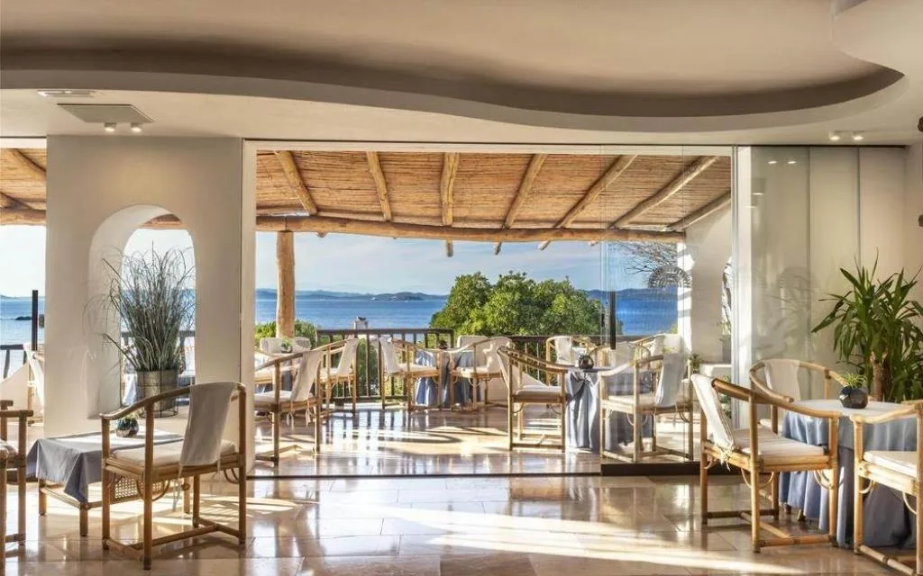 Sala ristorante con terrazza affacciata sul mare e arredi in bambù