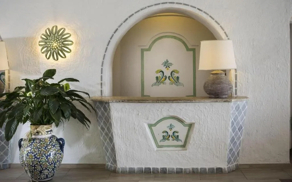 Dettaglio di reception con nicchia decorata e vaso in ceramica