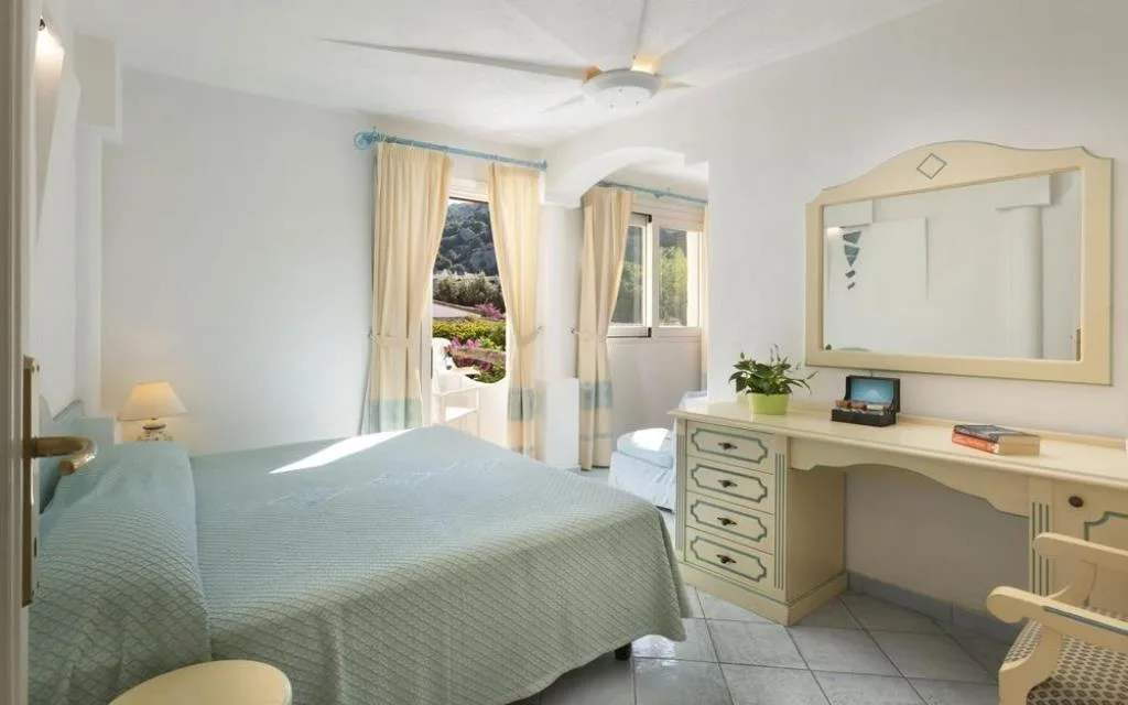 Camera luminosa con letto matrimoniale e arredi in stile mediterraneo