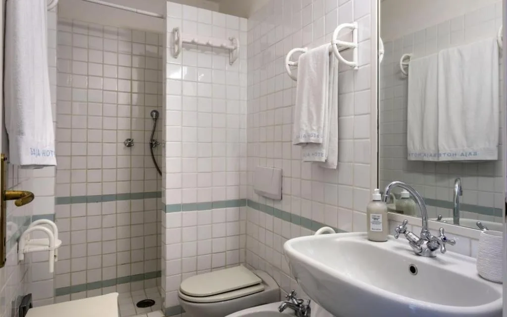 Bagno con doccia e lavabo in stile classico piastrellato