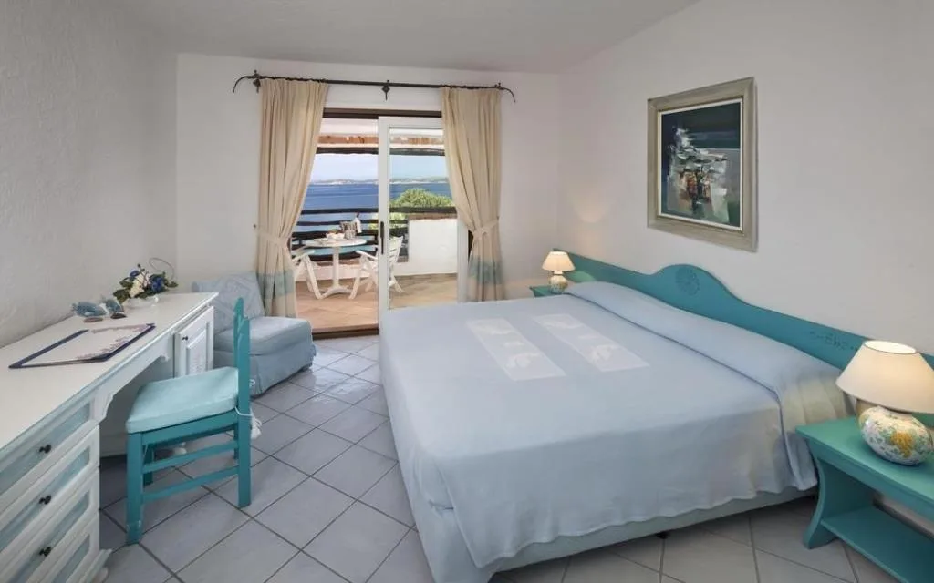 Camera con letto matrimoniale e balcone con vista mare