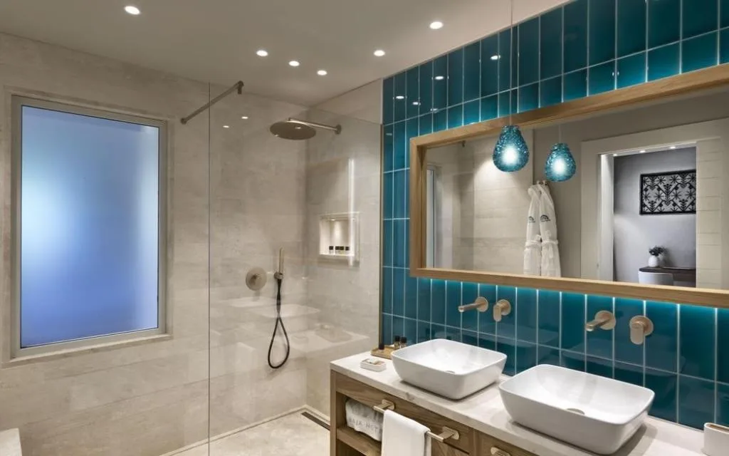 Bagno moderno con piastrelle turchesi, doppio lavabo e doccia